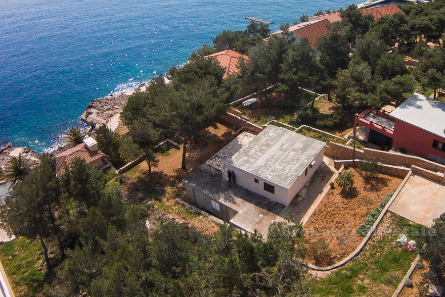 Maison / villa, inachevée, côté sud de l'île de Hvar