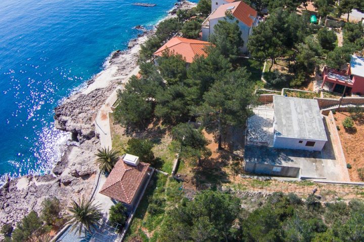 Maison / villa, inachevée, côté sud de l'île de Hvar