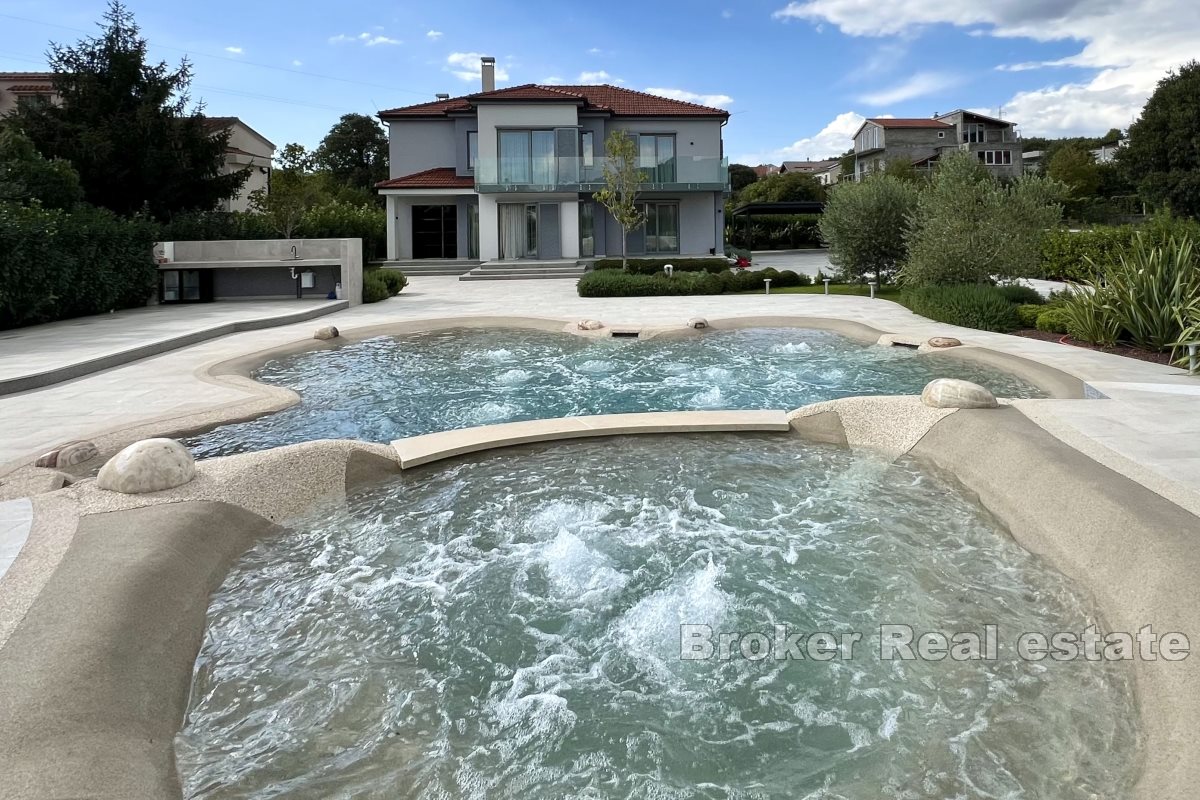 Villa de luxe dans un quartier calme de la ville