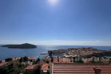 Luksuzan stan s predivnim pogledom na stari grad i more