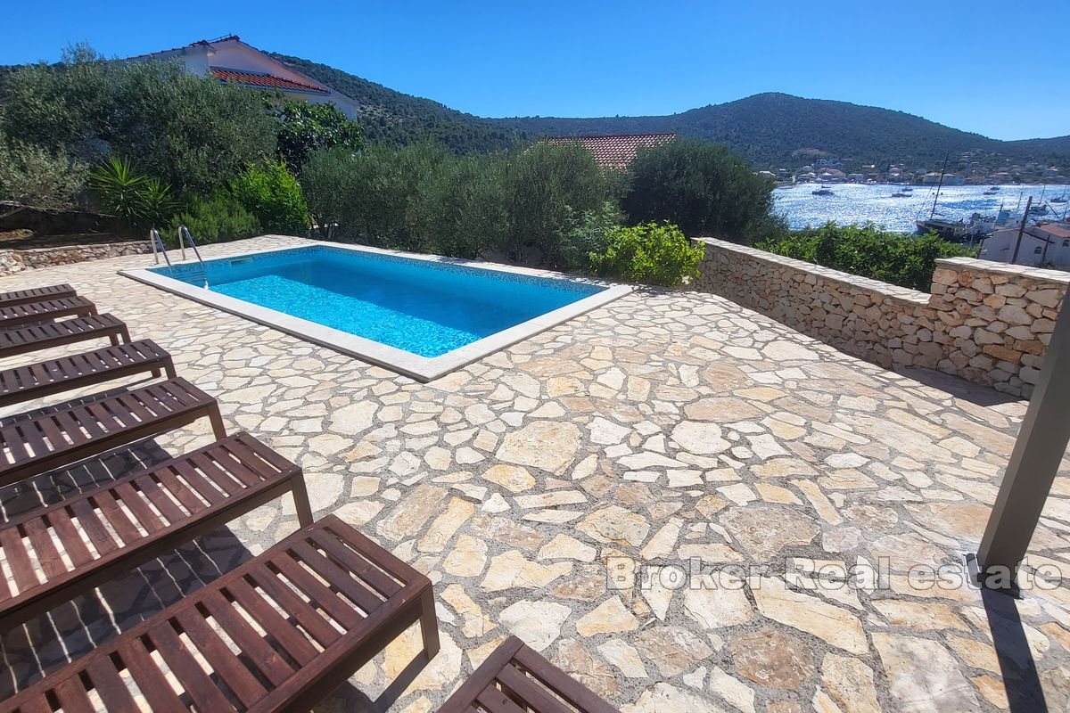 001-2047-06-near-trogir-house-with-pool-and-sea-view-for-sale