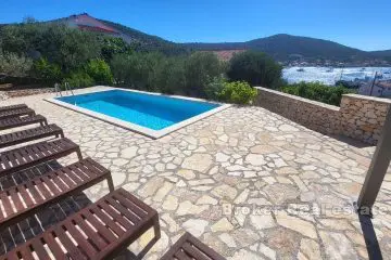 001-2047-06-near-trogir-house-with-pool-and-sea-view-for-sale