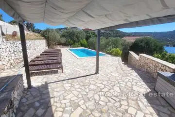 House with sea view and swimming pool