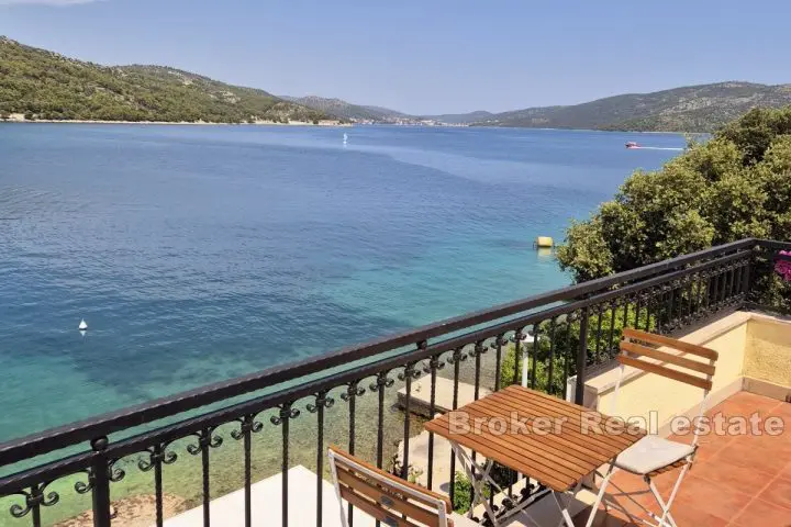 001-2047-08-Trogir-House-in-the-first-row-to-the-sea-for-sale