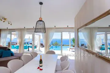 To attraktive villaer med panoramautsikt over havet
