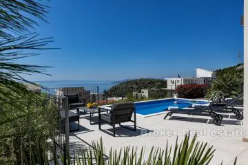 Lyxig villa med panoramautsikt över havet