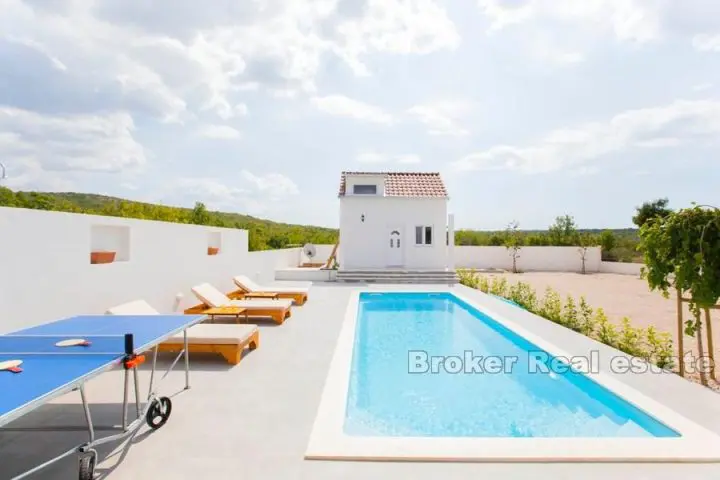 001-2048-15-near-split-villa-with-pool-for-sale