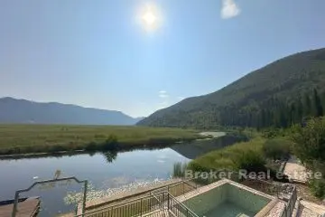 Maison authentique à vendre à Podbrijest, vallée de la Neretva