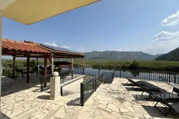 Maison authentique à vendre à Podbrijest, vallée de la Neretva