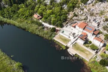 Maison authentique à vendre à Podbrijest, vallée de la Neretva