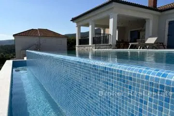 Eine wunderschöne Villa mit Meerblick