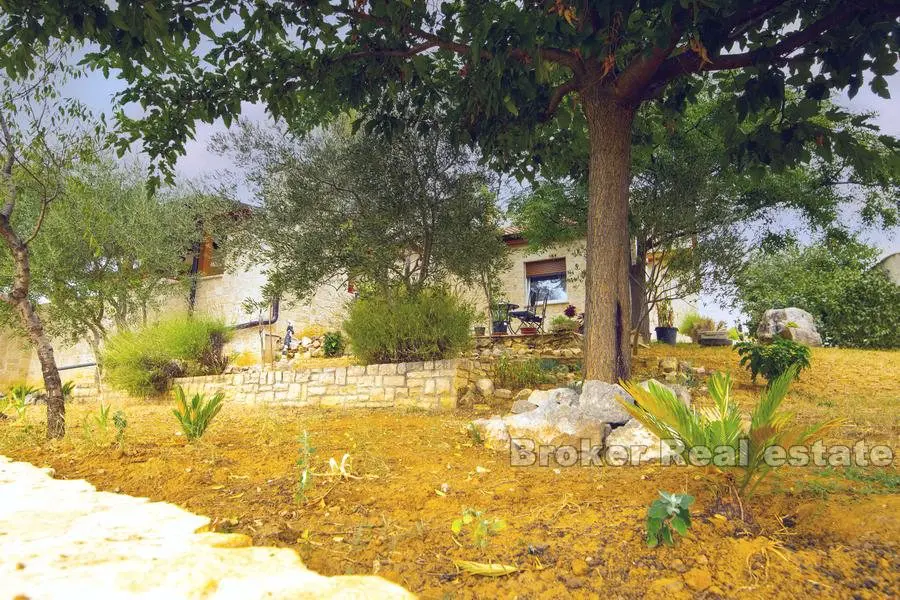 Villa in pietra con vista sul Velebit