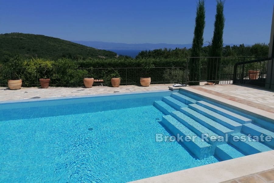 Property with pool and sea view