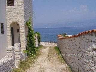 House in the second line to the sea, for sale