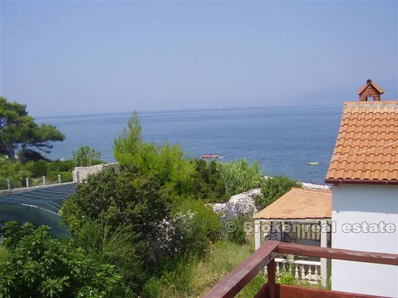 House in the second line to the sea, for sale