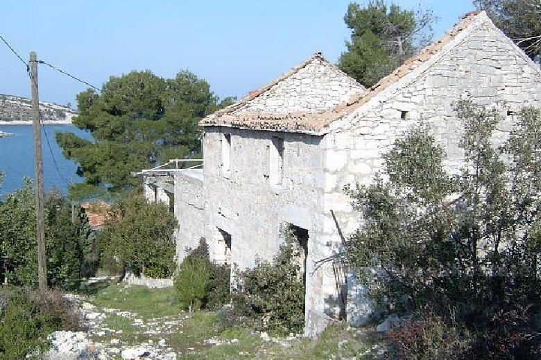 Una vecchia casa di pietra in prima fila al mare, in vendita