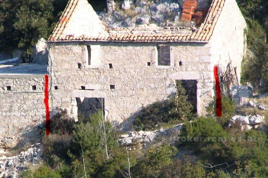 Ein altes Steinhaus in der ersten Reihe zum Meer, zu verkaufen