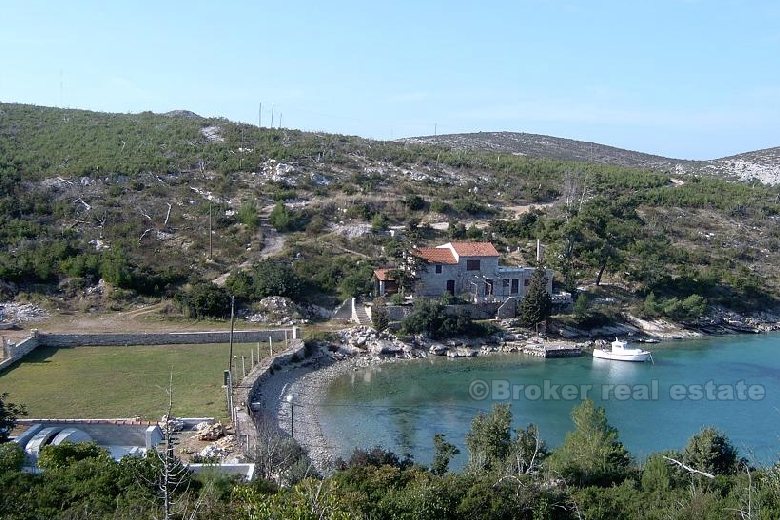 An old stone house in the first row to the sea, for sale