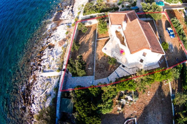 Detached house in the first row to the sea, for sale