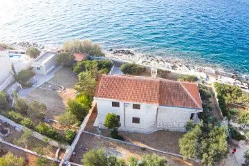 Detached house in the first row to the sea, for sale