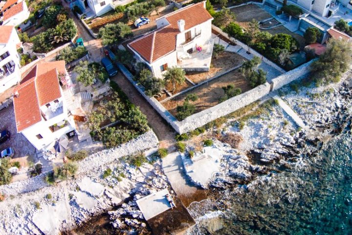 Detached house in the first row to the sea, for sale