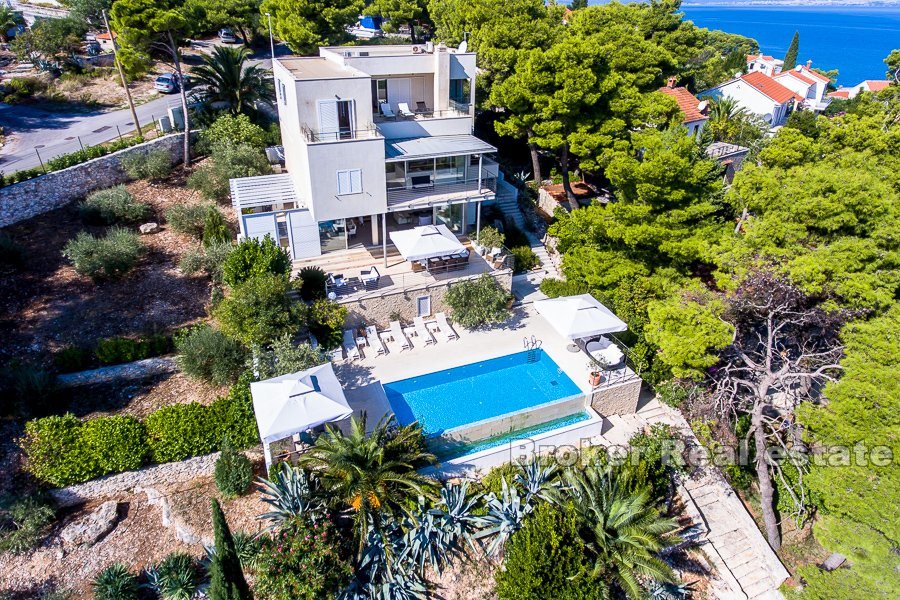 Villa moderna con piscina, in vendita