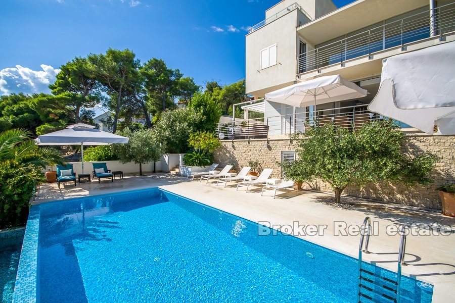 Modern villa with swimming pool, for sale