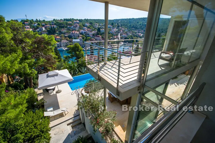 Moderne villa med svømmebasseng, til salgs