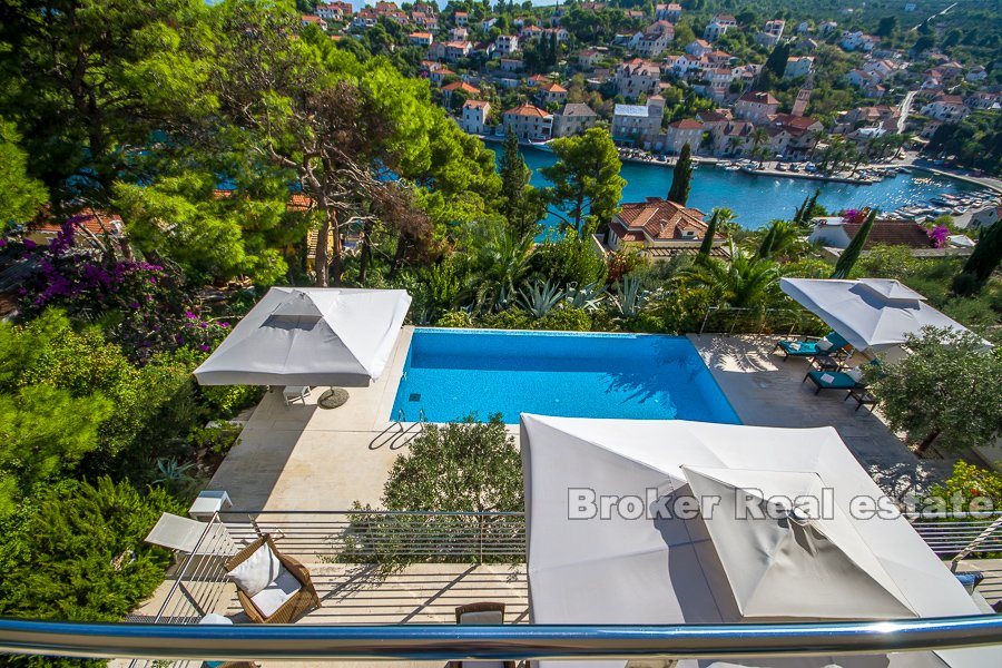 Villa moderna con piscina, in vendita