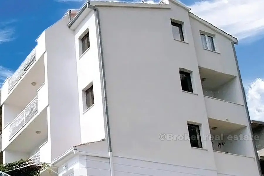 Dom z apartamentami z widokiem na morze, na sprzedaż