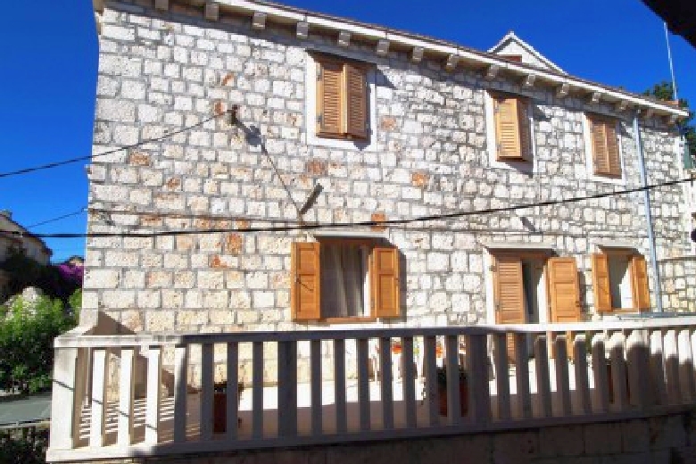 A beautiful stone house built in 1830, for sale