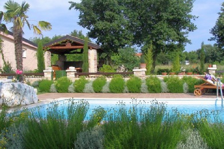 Komplett eingerichtete Villa mit Schwimmbad, zum Verkauf