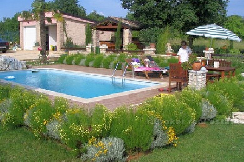 Komplett eingerichtete Villa mit Schwimmbad, zum Verkauf