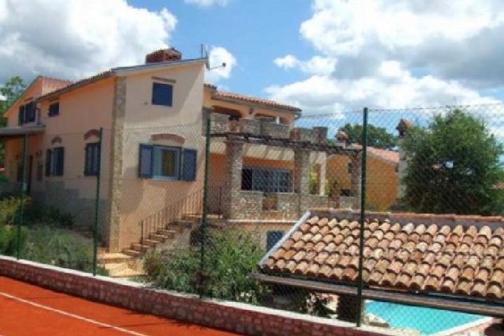 Beautiful villa with swimming pool, for sale