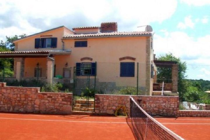 Beautiful villa with swimming pool, for sale