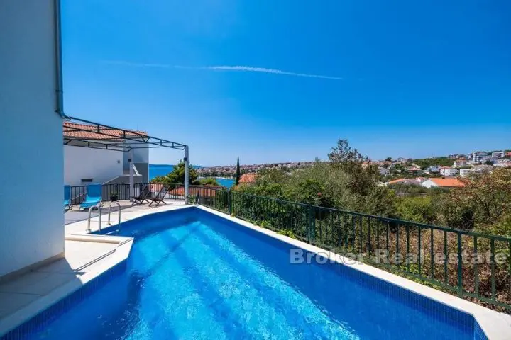 House with a swimming pool, for sale