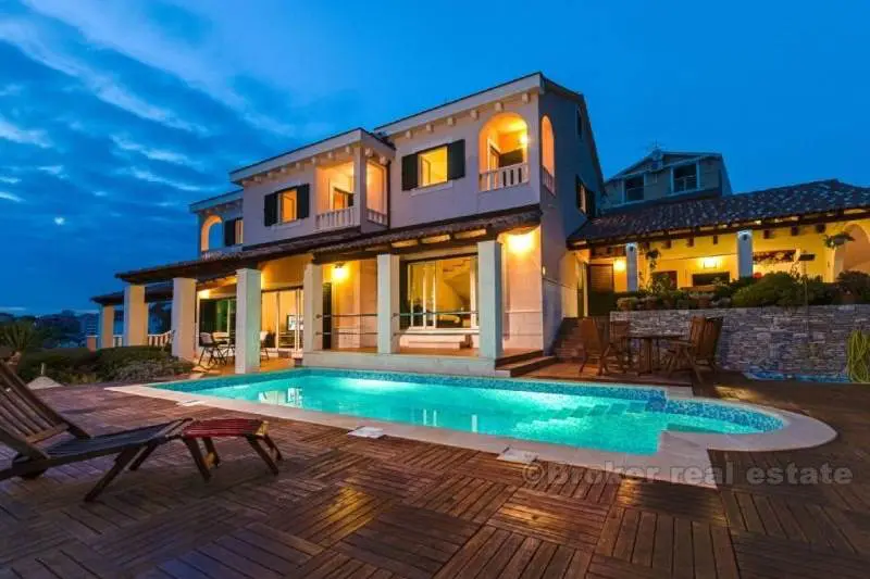 Predivna luksuzna vila s bazenom ,na prodaju