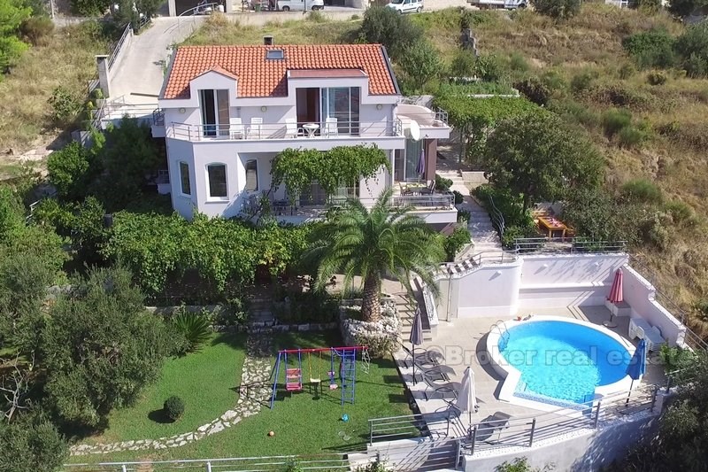 Villa med pool och vacker öppen utsikt