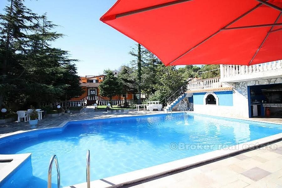 Charmante villa avec piscine, à vendre