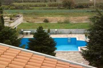 Charming villa with pool, for sale