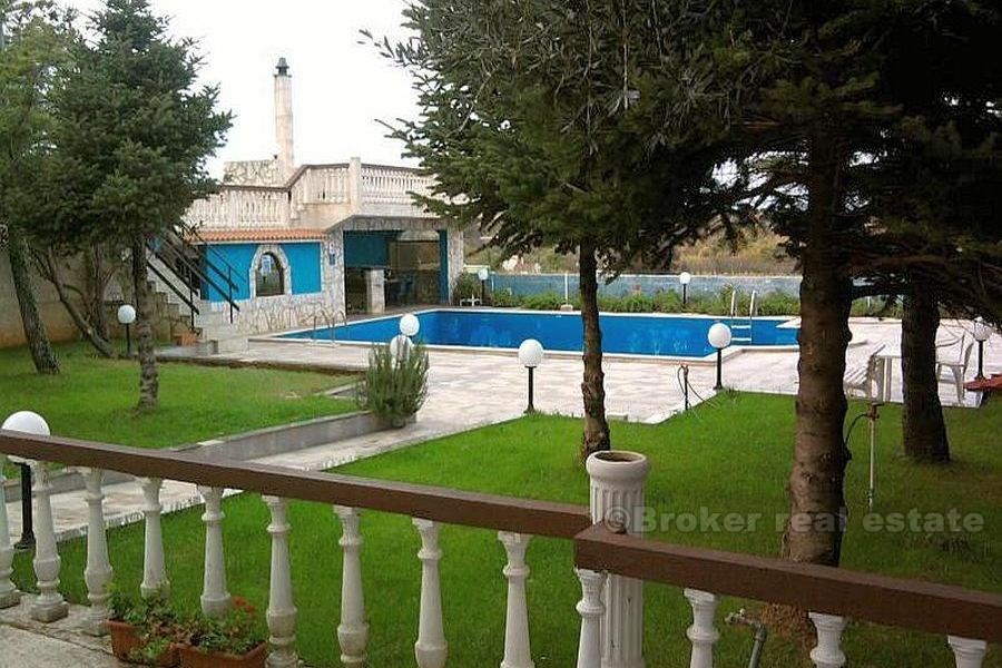 Charmante villa avec piscine, à vendre
