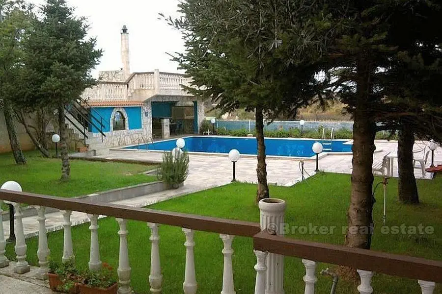 Charmig villa med pool, till salu