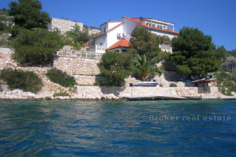 Villa avec piscine, bord de mer, à vendre