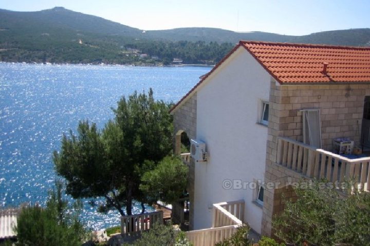 Villa with swimming pool, seafront, for sale