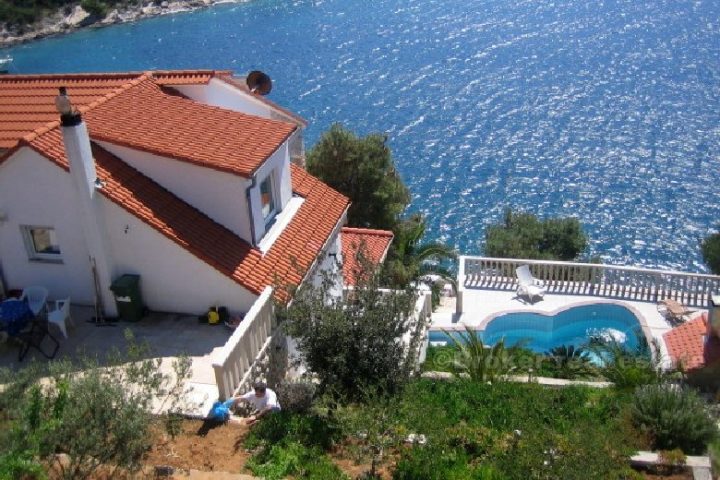 Villa with swimming pool, seafront, for sale