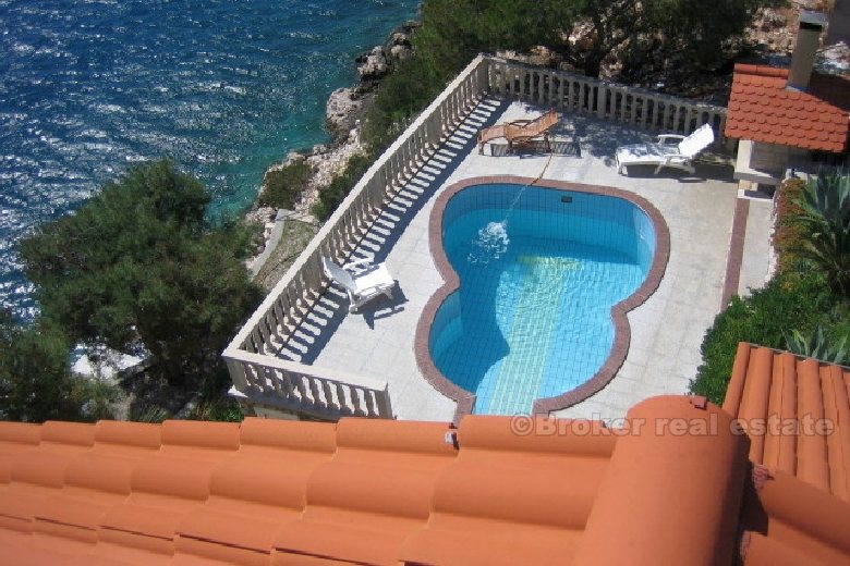 Villa con piscina, fronte mare, in vendita