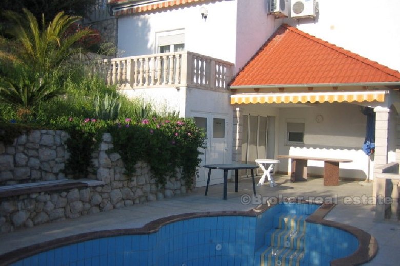 Villa con piscina, fronte mare, in vendita