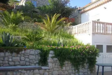 Villa with swimming pool, seafront, for sale