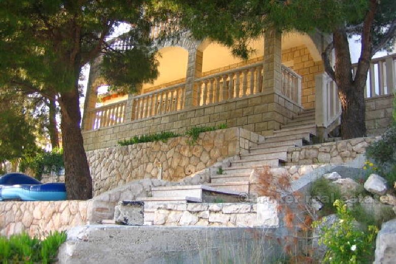 Villa with swimming pool, seafront, for sale