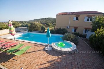 Villa with spectacular view, for sale